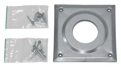 Zwei Wandrosetten aus Metall mit einer zentralen Öffnung, um Abgasleitungen zu führen, zusammen mit zwei Packungen Schrauben und Montageteilen von Vaillant.